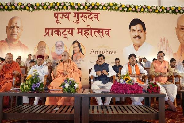 सूर्य देवता की भाँति अग्निवर्ण वस्त्र धारण कर संत स्वयं कुछ नहीं चाहते, किंतु सभी वर्गों के कल्याण की करते हैं कामना : मुख्यमंत्री डॉ. यादव