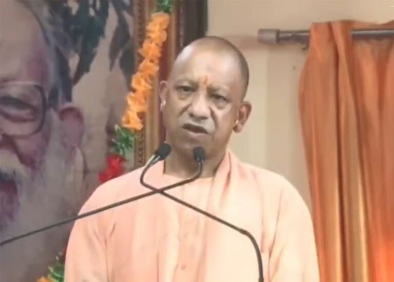 यूपीः गोरखपुर में सीएम ने श्रीमद्भागवत महापुराण कथा ज्ञानयज्ञ का किया शुभारंभ