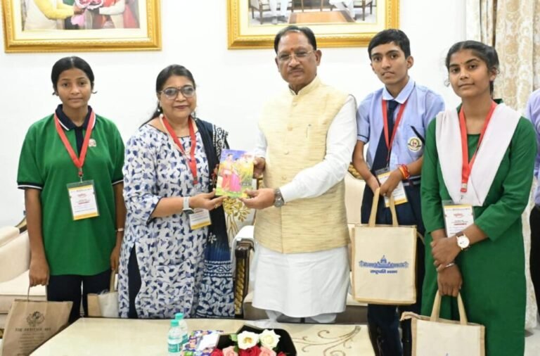 राष्ट्रपति से भेंट कर लौटे प्रतिभावान विद्यार्थियों ने मुख्यमंत्री साय से की सौजन्य मुलाकात