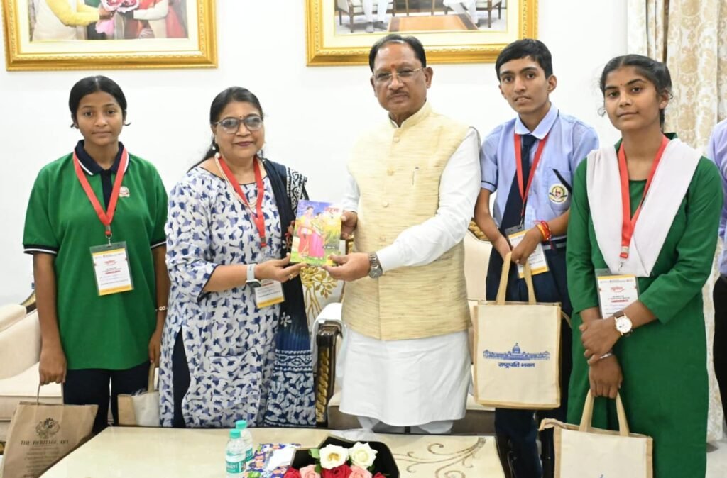 राष्ट्रपति से भेंट कर लौटे प्रतिभावान विद्यार्थियों ने मुख्यमंत्री साय से की सौजन्य मुलाकात