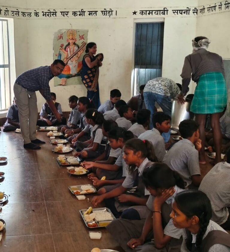 बच्चों के साथ जमीन पर बैठे जनप्रतिनिधि, परोसी खीर-पूरी