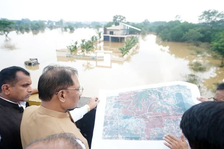बस्तर के बाढ़ प्रभावित क्षेत्रों में पहुंचे मुख्यमंत्री साय, प्रभावित परिवारों से मिलकर जाना हाल