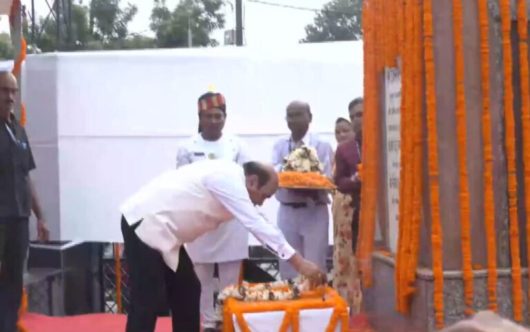 पटना : सर शिवसागर रामगुलाम की 126वीं जयंती, राज्यपाल ने किया माल्यार्पण