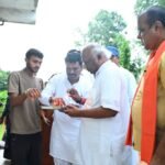 दिव्यांग हीरा साय के घर पहुंचकर सांसद चिंतामणि महाराज ने प्रज्ज्वलित किया आशीर्वाद का दीया
