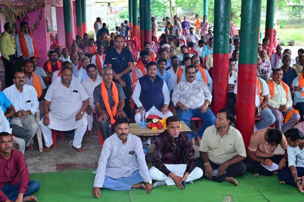 गांव की चौपाल और ‘मन की बात’ : मंत्री दयालदास बघेल ने ग्रामीणजनों के साथ सुना प्रधानमंत्री मोदी का संदेश