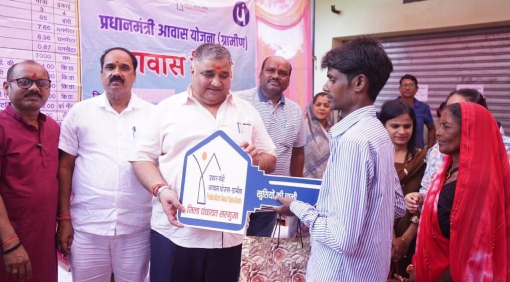 पक्के घर में कदम रखते ही चेहरे पर आई मुस्कान, 5,596 परिवारों के साकार हुए अपने आशियाने के सपने