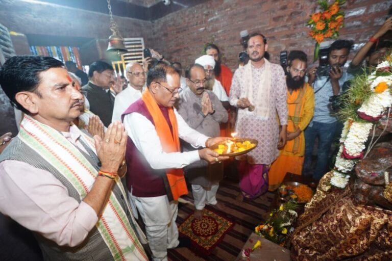 मुख्यमंत्री साय ने मदकूद्वीप के प्राचीन मंदिरों में की पूजा-अर्चना