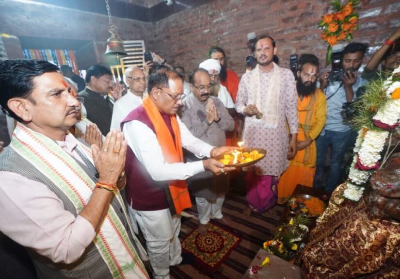 मुख्यमंत्री साय ने मदकूद्वीप के प्राचीन मंदिरों में की पूजा-अर्चना