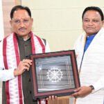 मुख्यमंत्री साय ने ओडिशा के मुख्यमंत्री मोहन चरण माझी से की सौजन्य भेंट