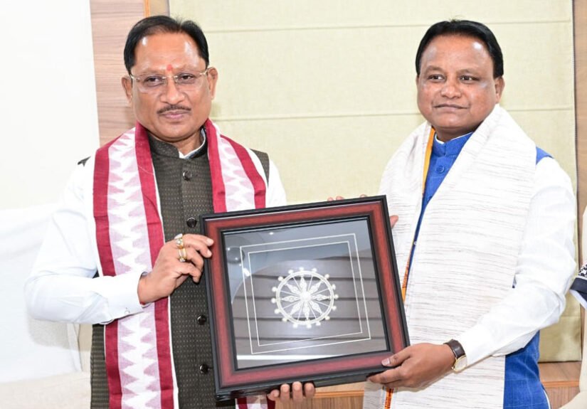 मुख्यमंत्री साय ने ओडिशा के मुख्यमंत्री मोहन चरण माझी से की सौजन्य भेंट