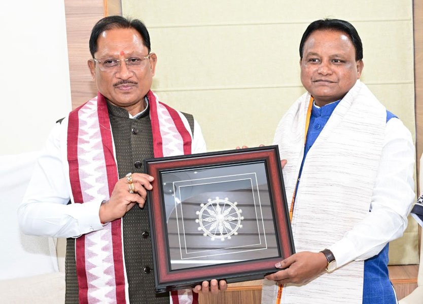 मुख्यमंत्री साय ने ओडिशा के मुख्यमंत्री मोहन चरण माझी से की सौजन्य भेंट