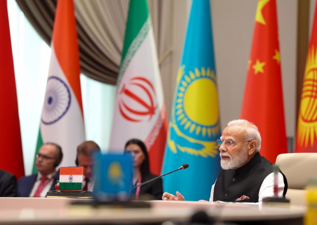 प्रधानमंत्री नरेन्द्र मोदी और किर्गिस्तान के राष्ट्रपति के बीच द्विपक्षीय बैठक