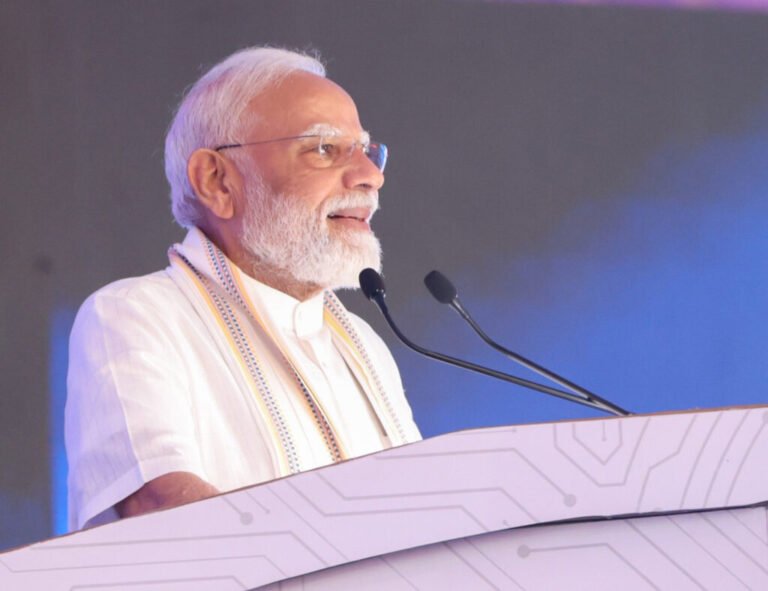 प्रधानमंत्री मोदी ने गुजरात के वडोदरा में 35,000 करोड़ रुपये से अधिक की विकास परियोजनाओं की आधारशिला रखी, उद्घाटन किया और उन्हें राष्ट्र को समर्पित किया