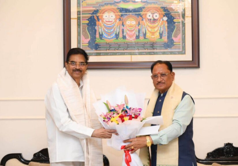 मुख्यमंत्री साय ने ओडिशा के राज्यपाल डॉ. हरि बाबू कंभमपति से की शिष्टाचार भेंट