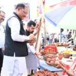 सड़क किनारे पसरे पर अचानक पहुंचे मुख्यमंत्री साय, मीरा के पसरे से खरीदा ‘आशीर्वाद का दीया’