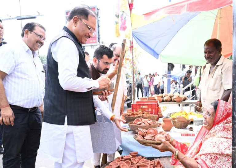 सड़क किनारे पसरे पर अचानक पहुंचे मुख्यमंत्री साय, मीरा के पसरे से खरीदा ‘आशीर्वाद का दीया’