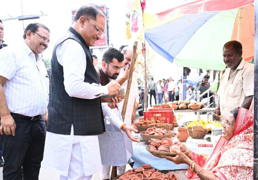 सड़क किनारे पसरे पर अचानक पहुंचे मुख्यमंत्री साय, मीरा के पसरे से खरीदा ‘आशीर्वाद का दीया’