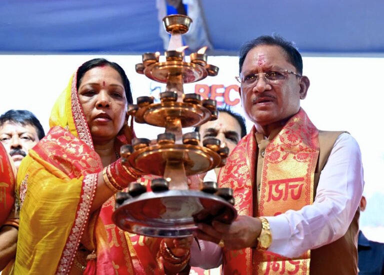 सवा लाख ‘आशीर्वाद के दीपों’ से जगमगाया खारुन तट, प्रधानमंत्री मोदी के स्वस्थ और दीर्घायु जीवन के लिए हुई महाआरती