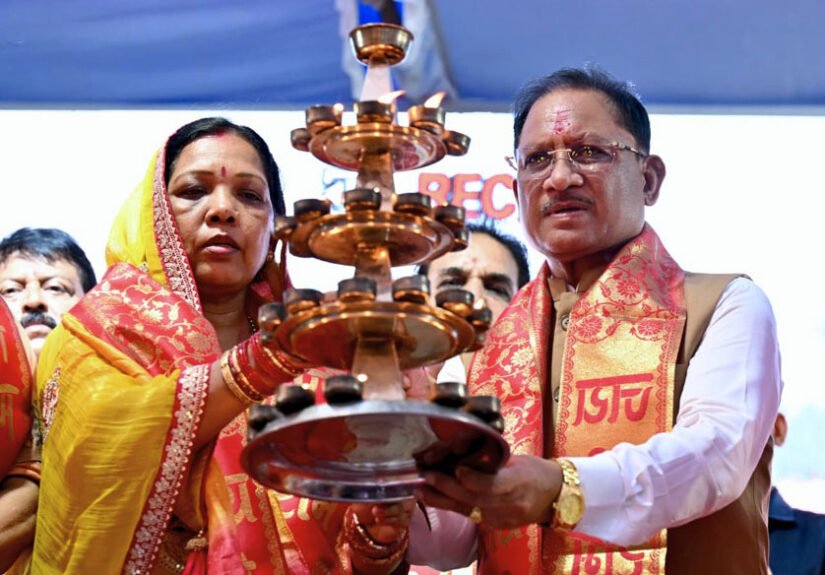 सवा लाख ‘आशीर्वाद के दीपों’ से जगमगाया खारुन तट, प्रधानमंत्री मोदी के स्वस्थ और दीर्घायु जीवन के लिए हुई महाआरती