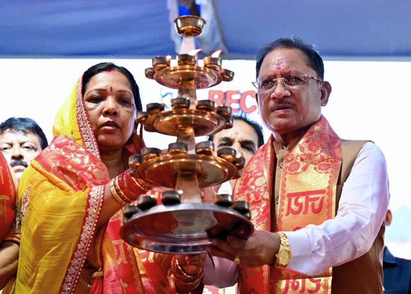 सवा लाख ‘आशीर्वाद के दीपों’ से जगमगाया खारुन तट, प्रधानमंत्री मोदी के स्वस्थ और दीर्घायु जीवन के लिए हुई महाआरती
