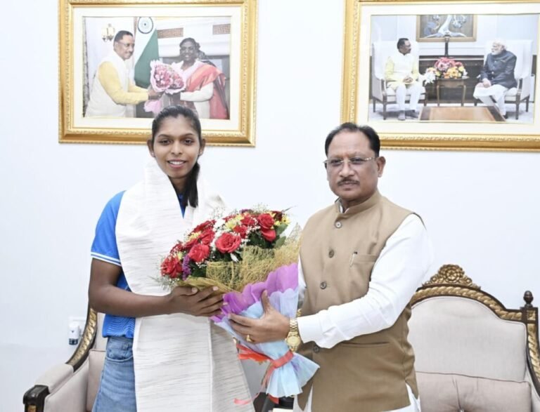 एशियन गेम्स की स्वर्ण पदक विजेता टीम की संजू देवी को मुख्यमंत्री साय ने 51 लाख रुपए की प्रोत्साहन राशि देने की घोषणा की
