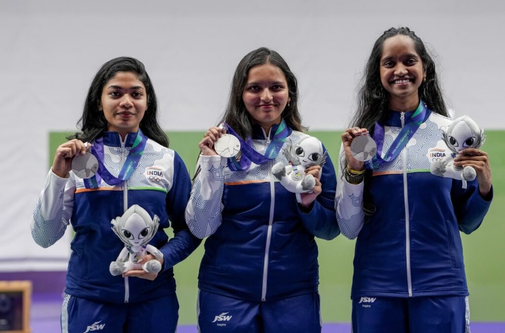प्रधानमंत्री ने एशियाई खेलों में रजत पदक जीतने वाले निशानेबाजों सोनम उत्तम मस्कर, एलावेनिल वलारिवन और विदरसा के विनोद को बधाई दी