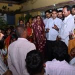 बाढ़ पीड़ितों के बीच पहुंचे राजस्व मंत्री टंक राम वर्मा