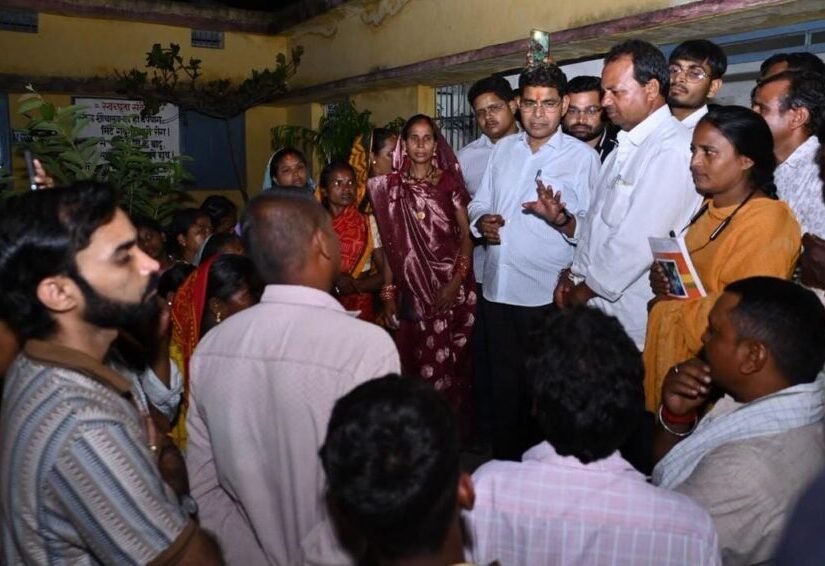बाढ़ पीड़ितों के बीच पहुंचे राजस्व मंत्री टंक राम वर्मा