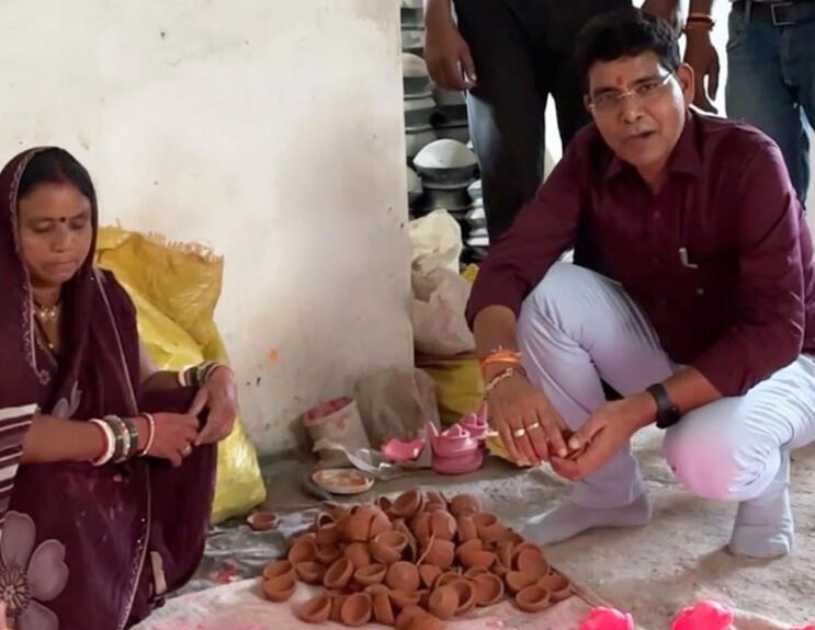 पीएम मोदी के 25 वर्षों के सेवाकाल और जन्मदिवस पर दीये जलाने की अपील