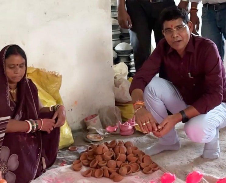 पीएम मोदी के 25 वर्षों के सेवाकाल और जन्मदिवस पर दीये जलाने की अपील