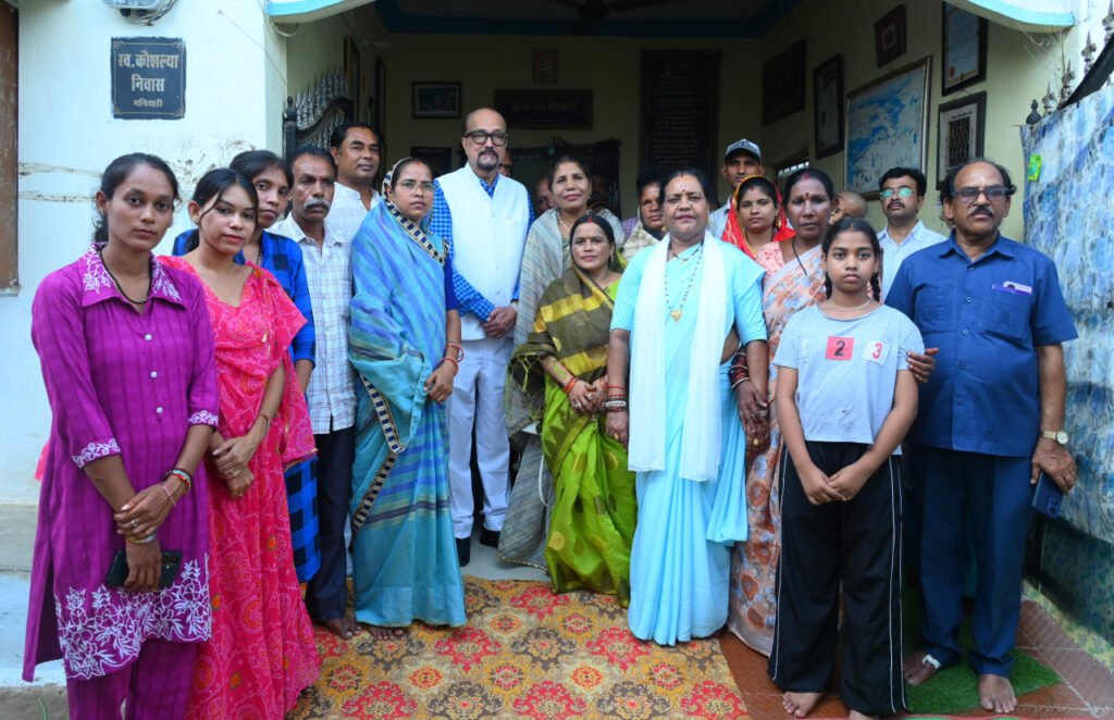 राज्यपाल रमेन डेका ने पद्म विभूषण स्व. डॉ. तीजन बाई के गृह ग्राम गनियारी पहुंचकर दी श्रद्धांजलि