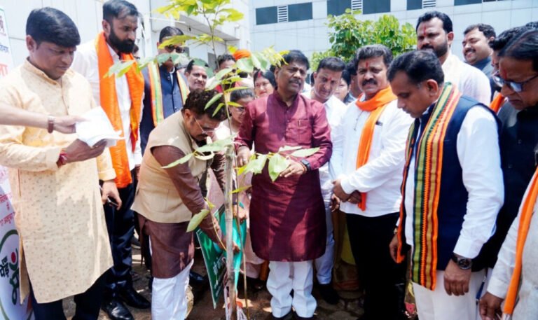 सेवा संकल्प अभियान : उप मुख्यमंत्री विजय शर्मा ने महारानी अस्पताल जगदलपुर में किया रक्तदान