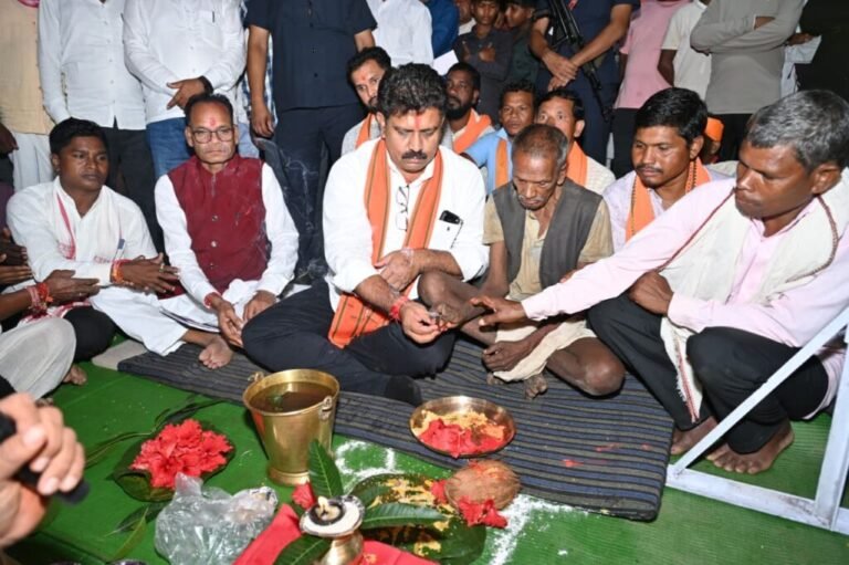उप मुख्यमंत्री विजय शर्मा ने मुड़घुसरी में 1.48 करोड़ रुपए के तीन सड़क का किया भूमिपूजन