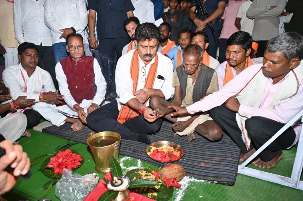 उप मुख्यमंत्री विजय शर्मा ने मुड़घुसरी में 1.48 करोड़ रुपए के तीन सड़क का किया भूमिपूजन
