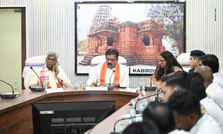 कवर्धा : उप मुख्यमंत्री एवं कवर्धा विधायक विजय शर्मा ने ली गौ सेवकों एवं अधिकारियों की बैठक