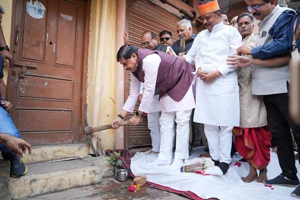 मुख्यमंत्री डॉ. यादव ने खुद अपने पैतृक मकान पर गेती चलाकर सिंहस्थ के लिए सड़क चौड़ीकरण कार्य के लिए प्रस्तुत किया अद्वितीय उदाहरण