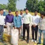 शाहजहांपुर में  एडीएम ने खेत में धान की उपज का किया आकलन
