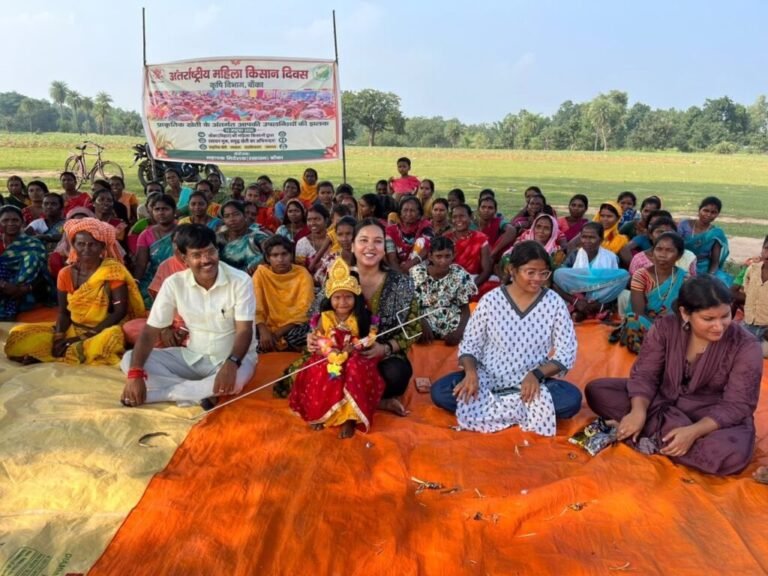 महिला किसान दिवस पर आदिवासी महिलाओं को प्राकृतिक खेती का प्रशिक्षण