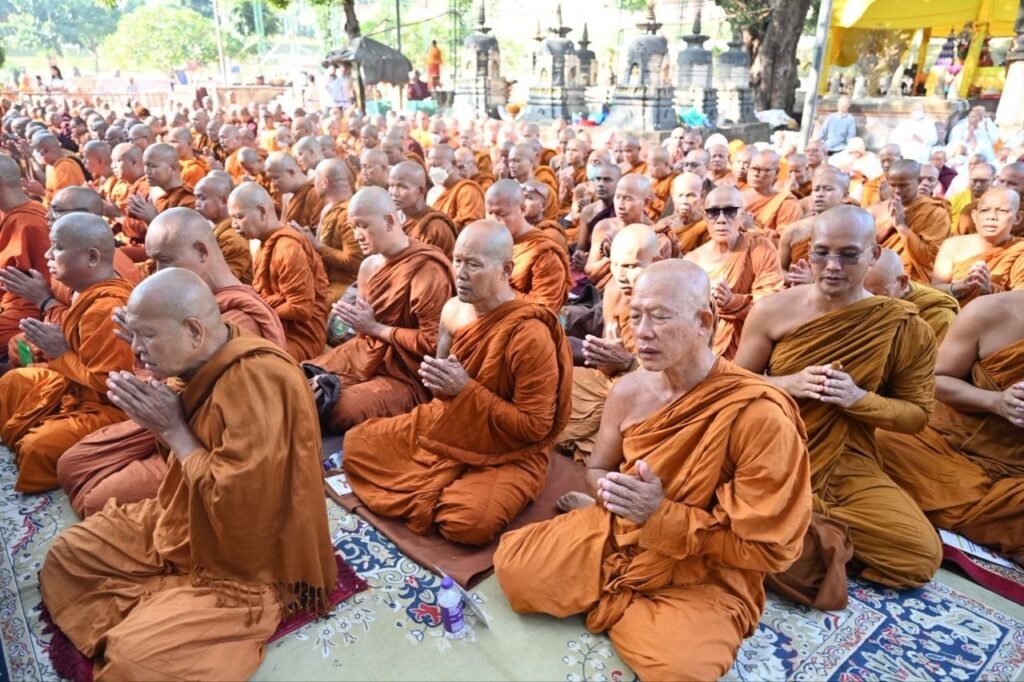 बोधिवृक्ष की छांव में विश्व शांति की प्रार्थना, जुटे एक हजार से अधिक बौद्ध अनुयायी
