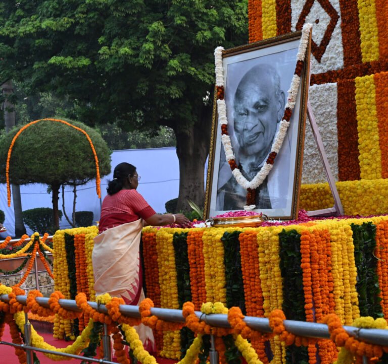राष्ट्रपति, उपराष्ट्रपति ने सरदार वल्लभभाई पटेल को पुष्पांजलि अर्पित की