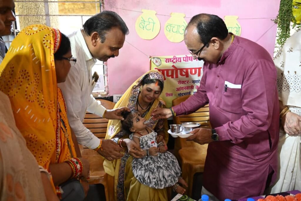 ‘बच्चों के अंदर अपना बचपना ढूंढता हूं…’ : जमीन पर बैठकर बच्चों संग खेले अरुण साव