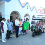 राज्यपाल डेका द्वारा बाल कल्याण परिषद को ई रिक्शा प्रदत्त