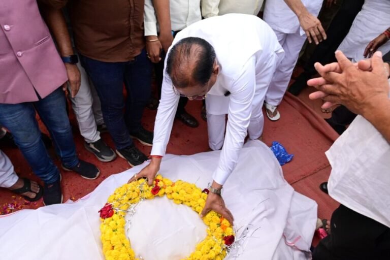 मुख्यमंत्री विष्णुदेव साय ने स्वर्गीय विधायक डोमनलाल कोर्सेवाड़ा को दी अंतिम विदाई