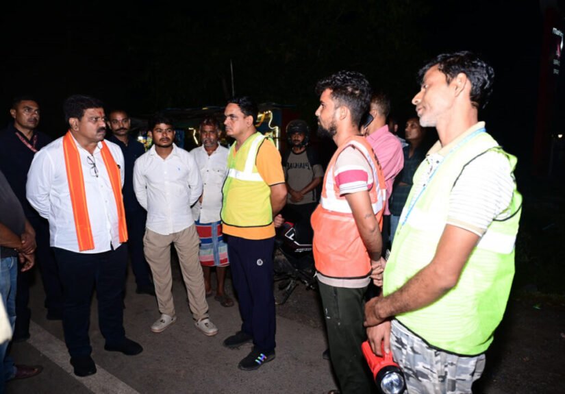कवर्धा-बेमेतरा मार्ग पर पशुओं को देख उप मुख्यमंत्री विजय शर्मा ने अधिकारियों को लगाई फटकार
