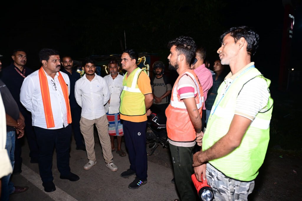 कवर्धा-बेमेतरा मार्ग पर पशुओं को देख उप मुख्यमंत्री विजय शर्मा ने अधिकारियों को लगाई फटकार