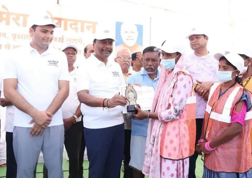 सेवा संकल्प अभियान : वन मंत्री केदार कश्यप ने बीजापुर के महादेव तालाब में श्रमदान कर दिया स्वच्छता का संदेश