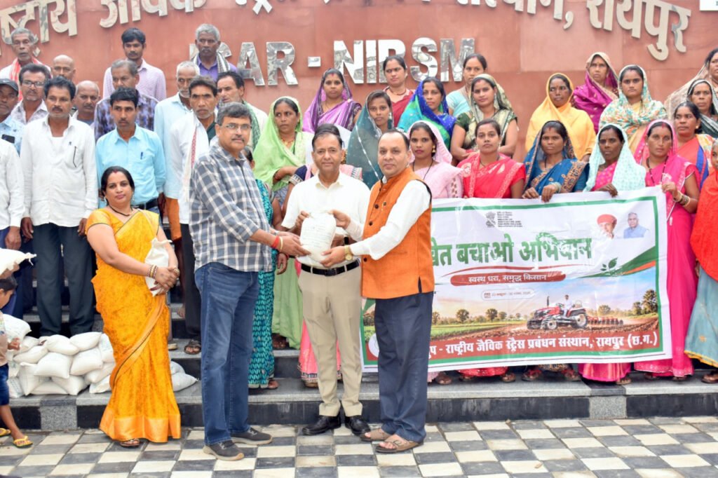 खेत बचाओ अभियान के तहत किसानों को उन्नत सरसों बीज का वितरण