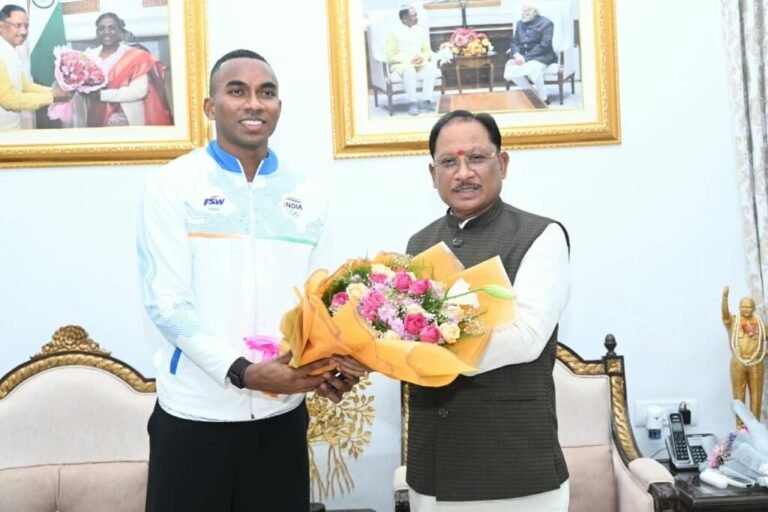 मुख्यमंत्री साय से एशियन गेम्स के कांस्य पदक विजेता एथलीट अनिमेष कुजूर ने की सौजन्य मुलाकात