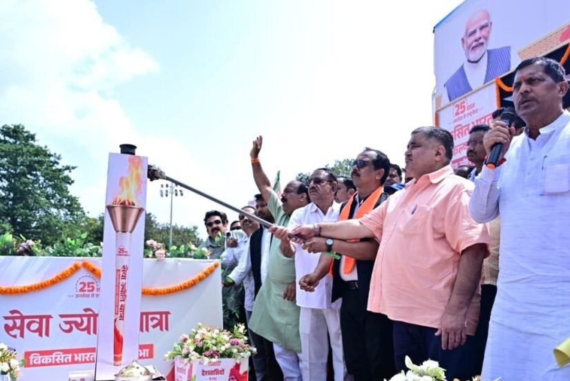 विकसित भारत के संकल्प से जगमगाया जशपुर, पर्यटन मंत्री राजेश अग्रवाल के नेतृत्व में निकली ‘सेवा ज्योति यात्रा’