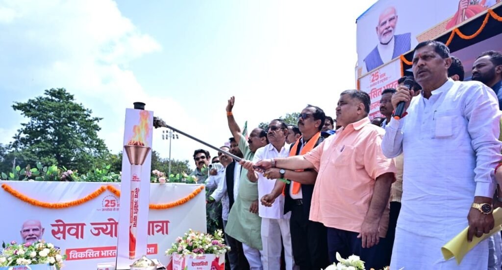 विकसित भारत के संकल्प से जगमगाया जशपुर, पर्यटन मंत्री राजेश अग्रवाल के नेतृत्व में निकली ‘सेवा ज्योति यात्रा’